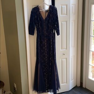 Gorgeous blue v-neck evening gown!